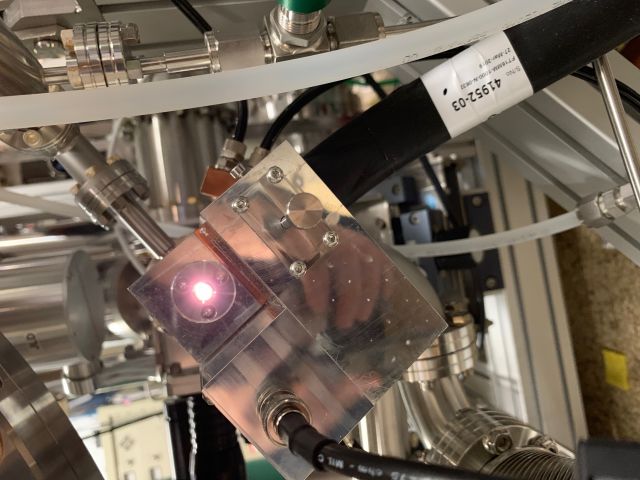 Helium plasma used as VUV source for ARPES