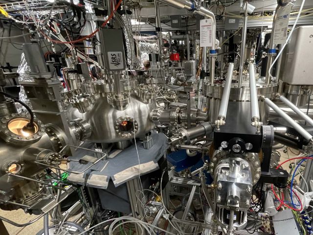 New low-temperature MBE installed_3.2022